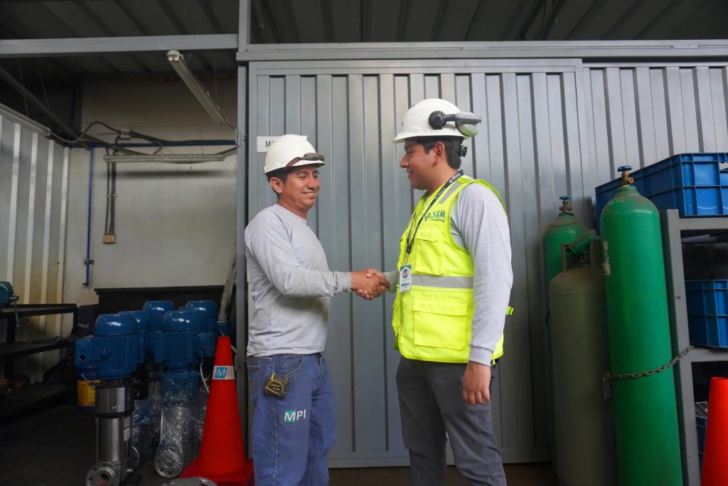 Ingeniera tomando notas durante el proceso de homologación de proveedores.