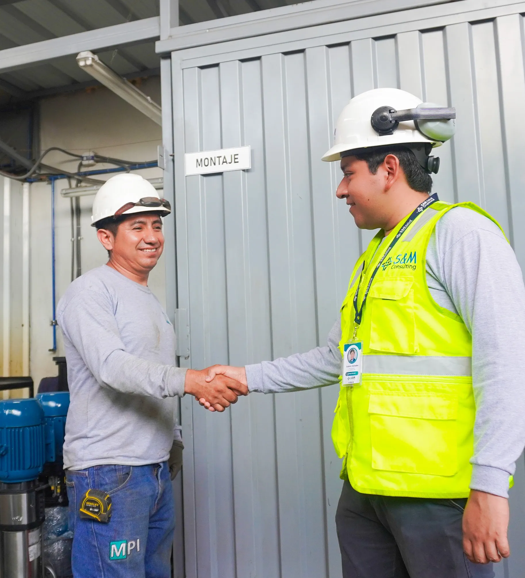 S&M Consulting dando la mano a trabajador en acuerdo de seguridad y salud en el trabajo