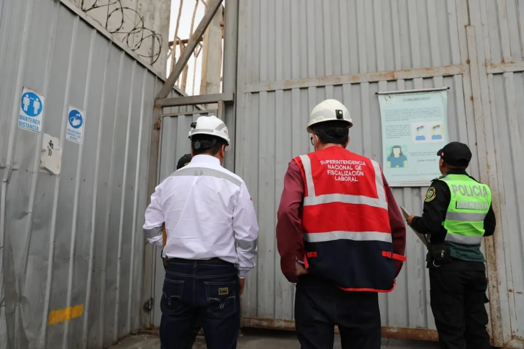 Casco de seguridad con el logo de S&M Consulting para prevenir multas SUNAFIL